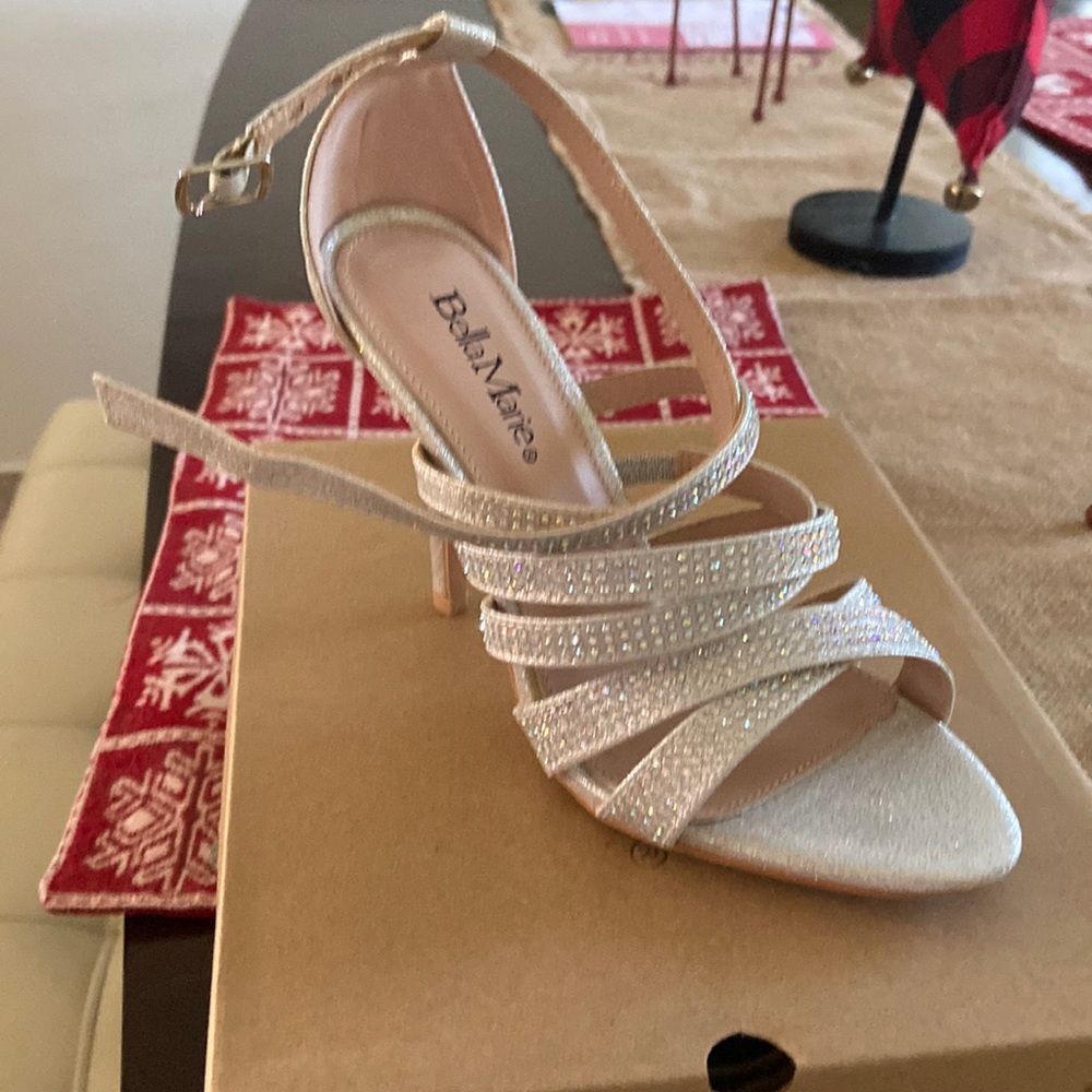 Silver size 7 high heel. Shipping is $8.00.